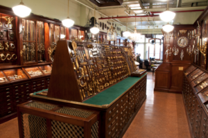 這不是「復古」，這是165歲的「活經典」五金行 - PE Guerin